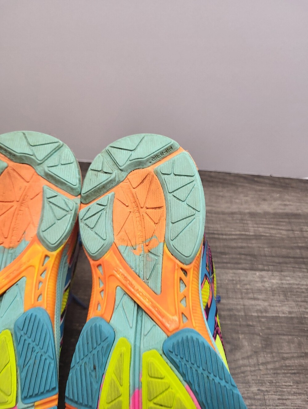 Asics Gel-Noosa Tri 10 Women's Size 7 Running Shoes T580N Neon Graffiti - Picture 9 of 10